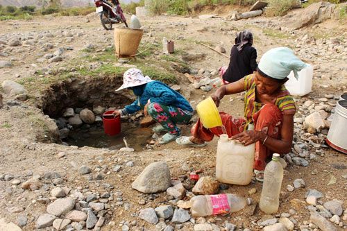 Children in Vietnam drinking from an unclean well